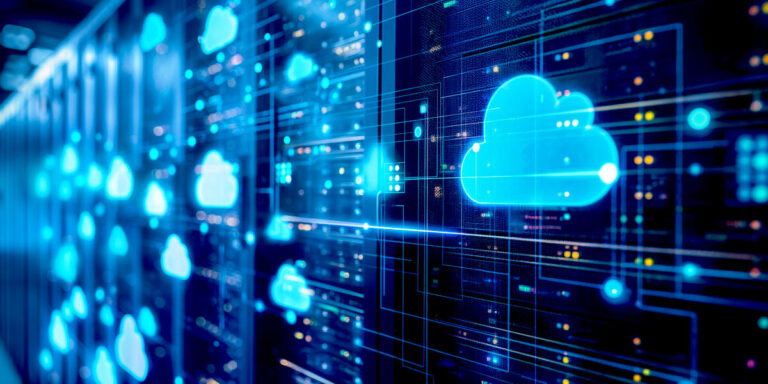 Server und Cloud-Symbole als Bild für das Thema Cloudspeicher und Datensicherung