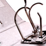 Leerer Aktenordner als Symbol für den Start eines digitalen Notfallordners für Familien