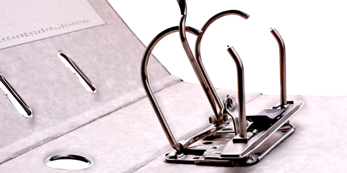 Leerer Aktenordner als Symbol für den Start eines digitalen Notfallordners für Familien