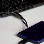 Externe Festplatte an einem Notebook angeschlossen für Backup und Datensicherung