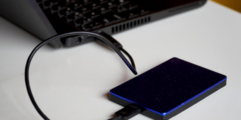 Externe Festplatte an einem Notebook angeschlossen für Backup und Datensicherung