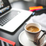 Laptop, Smartphone und Notizbuch als Symbol für digitale Ordnung mit OneDrive für Familien