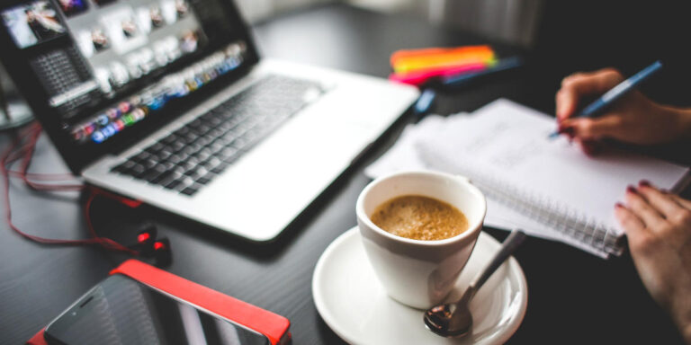 Laptop, Smartphone und Notizbuch als Symbol für digitale Ordnung mit OneDrive für Familien