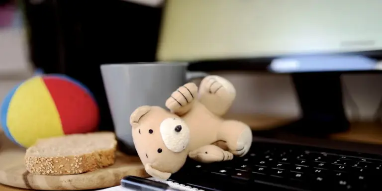 Familienalltag am Laptop mit Spielzeug auf der Tastatur – digitales Chaos im Homeoffice