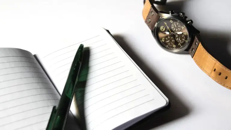 Notizbuch und Stift auf einem Tisch als Symbol für eine digitale Bestandsaufnahme im Familienalltag