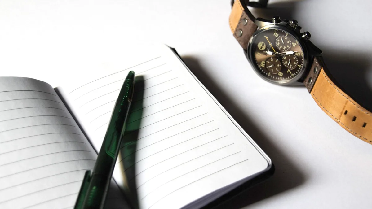 Notizbuch und Stift auf einem Tisch als Symbol für eine digitale Bestandsaufnahme im Familienalltag