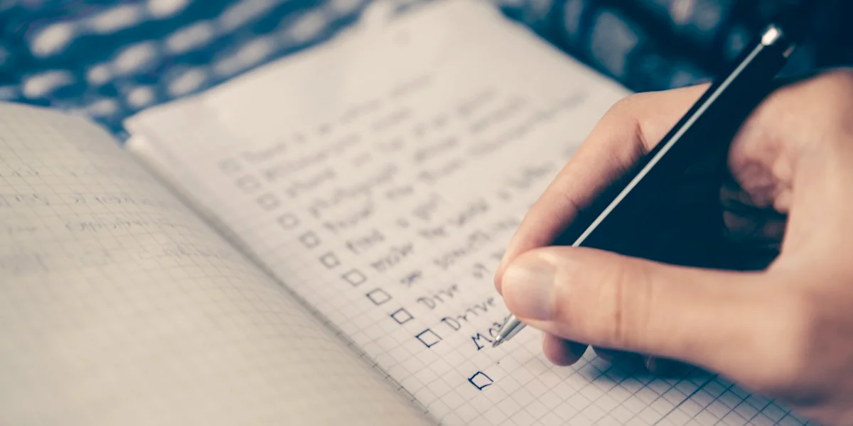 Checkliste auf einem Notizbuch als Symbol für den Einstieg in digitale Ordnung
