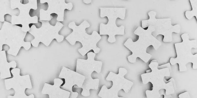 Digitales Chaos im Familienalltag symbolisiert durch verstreute Puzzleteile ohne klare Struktur