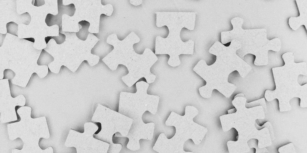 Digitales Chaos im Familienalltag symbolisiert durch verstreute Puzzleteile ohne klare Struktur