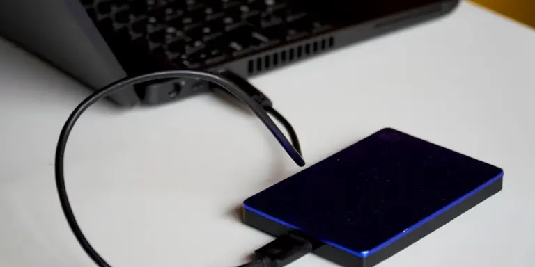 Externe Festplatte an einem Notebook angeschlossen für Backup und Datensicherung