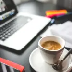 Laptop, Smartphone und Notizbuch als Symbol für digitale Ordnung mit OneDrive für Familien