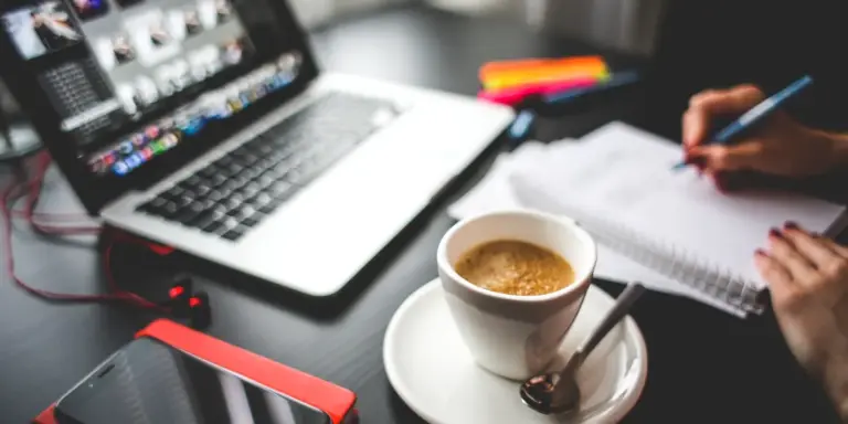 Laptop, Smartphone und Notizbuch als Symbol für digitale Ordnung mit OneDrive für Familien